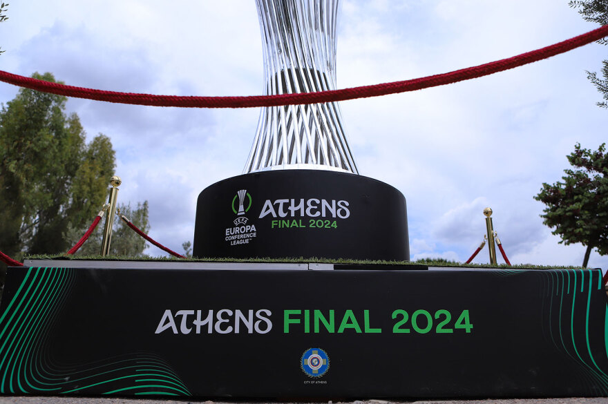 Τελικός Conference League: Στο Θησείο στήθηκε γιγάντιο τρόπαιο ενόψει του μεγάλου τελικού