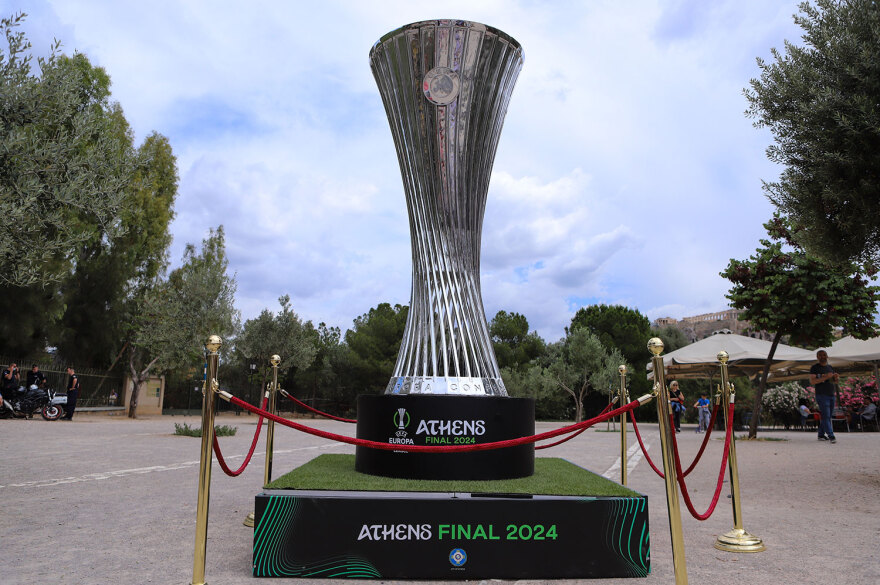 Τελικός Conference League: Στο Θησείο στήθηκε γιγάντιο τρόπαιο ενόψει του μεγάλου τελικού