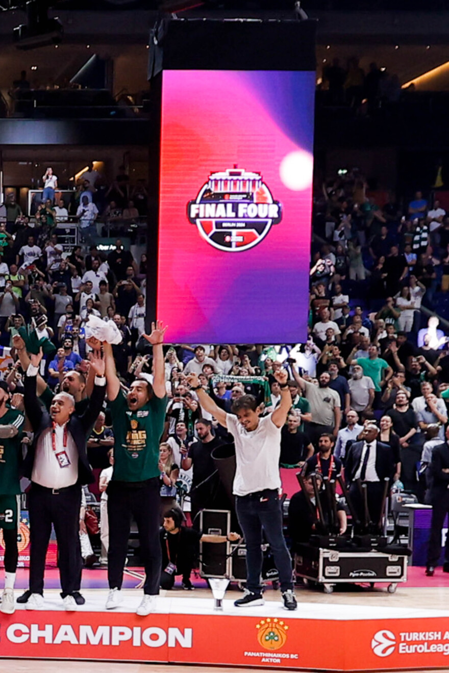 Ο Δημήτρης Γιαννακόπουλος πανηγύρισε μαζί με τα παιδιά του το 7ο και έριξε σπόντα για τον Ολυμπιακό - Δείτε φωτογραφίες