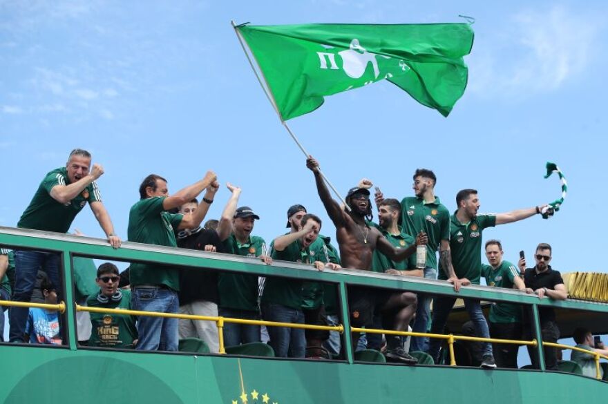 Παναθηναϊκός: Χιλιάδες οπαδοί τον αποθέωσαν για την 7η Euroleague - Δείτε βίντεο και φωτογραφίες