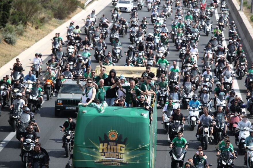 Παναθηναϊκός: Χιλιάδες οπαδοί τον αποθέωσαν για την 7η Euroleague - Δείτε βίντεο και φωτογραφίες