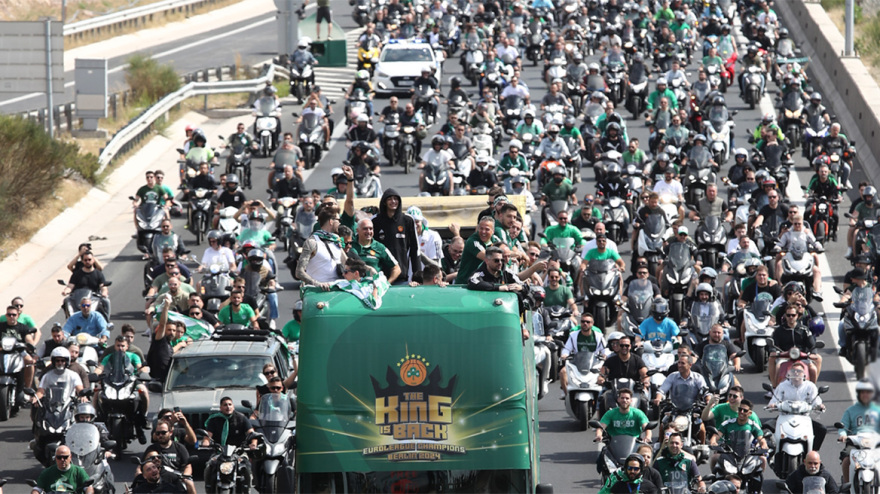 Παναθηναϊκός: Χιλιάδες οπαδοί τον αποθέωσαν για την 7η Euroleague - Δείτε βίντεο και φωτογραφίες