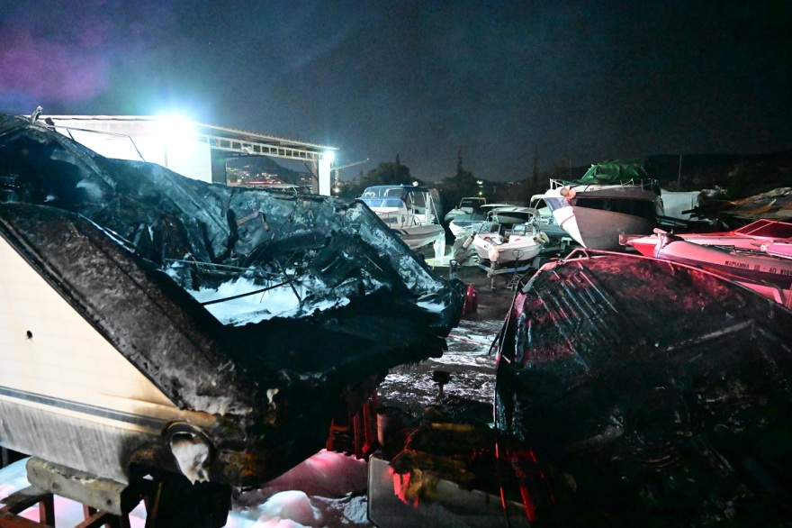 Φωτιά σε χώρο σκαφών στη Βάρης-Κορωπίου - Δείτε φωτογραφίες
