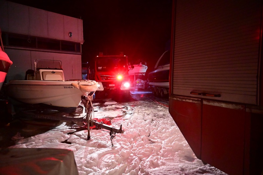 Φωτιά σε χώρο σκαφών στη Βάρης-Κορωπίου - Δείτε φωτογραφίες