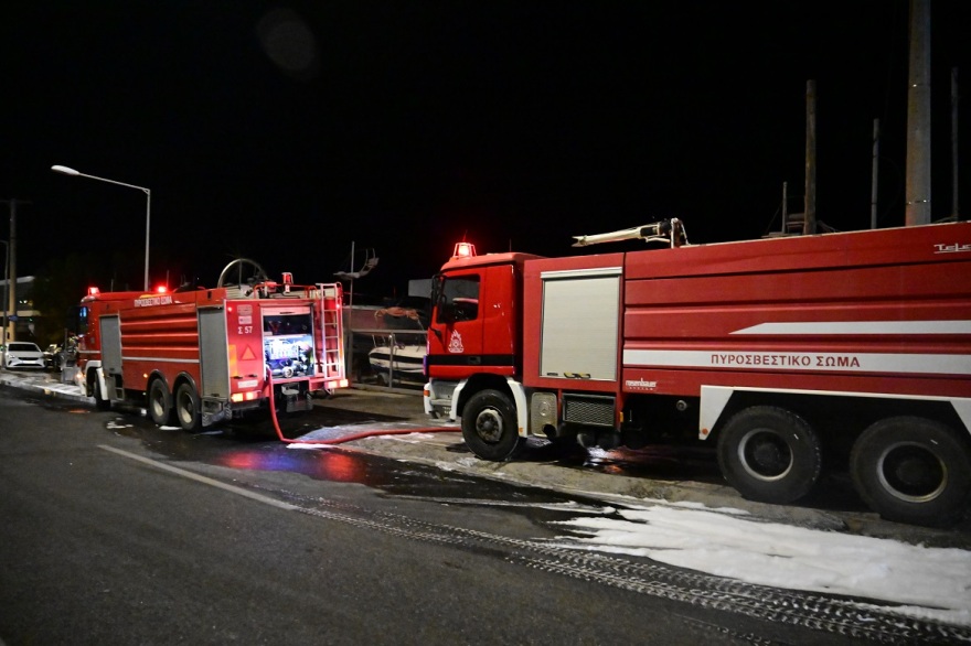 Φωτιά σε χώρο σκαφών στη Βάρης-Κορωπίου - Δείτε φωτογραφίες