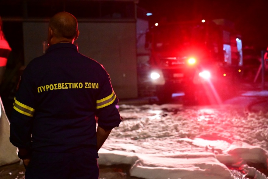 Φωτιά σε χώρο σκαφών στη Βάρης-Κορωπίου - Δείτε φωτογραφίες