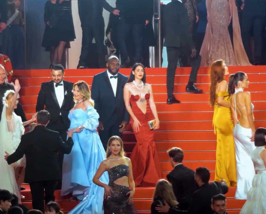 Η Έλενα Κρεμλίδου φωτογραφίζεται στο Φεστιβάλ των Κανών με γνωστό Αμερικανό Παραγωγό ταινιών του Hollywood