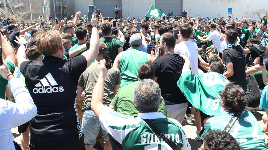 Παναθηναϊκός: Χιλιάδες οπαδοί τον αποθέωσαν για την 7η Euroleague - Δείτε βίντεο και φωτογραφίες