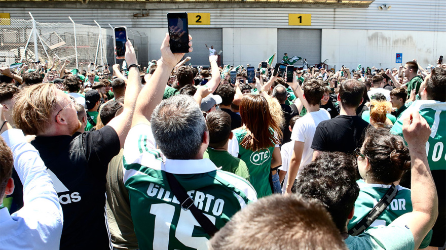 Παναθηναϊκός: Χιλιάδες οπαδοί τον αποθέωσαν για την 7η Euroleague - Δείτε βίντεο και φωτογραφίες
