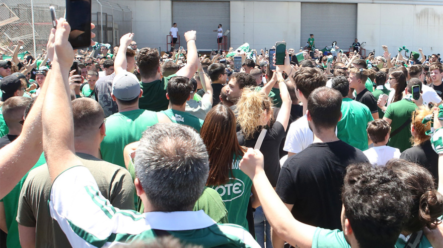 Παναθηναϊκός: Χιλιάδες οπαδοί τον αποθέωσαν για την 7η Euroleague - Δείτε βίντεο και φωτογραφίες