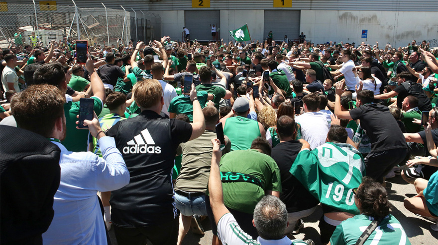 Παναθηναϊκός: Χιλιάδες οπαδοί τον αποθέωσαν για την 7η Euroleague - Δείτε βίντεο και φωτογραφίες