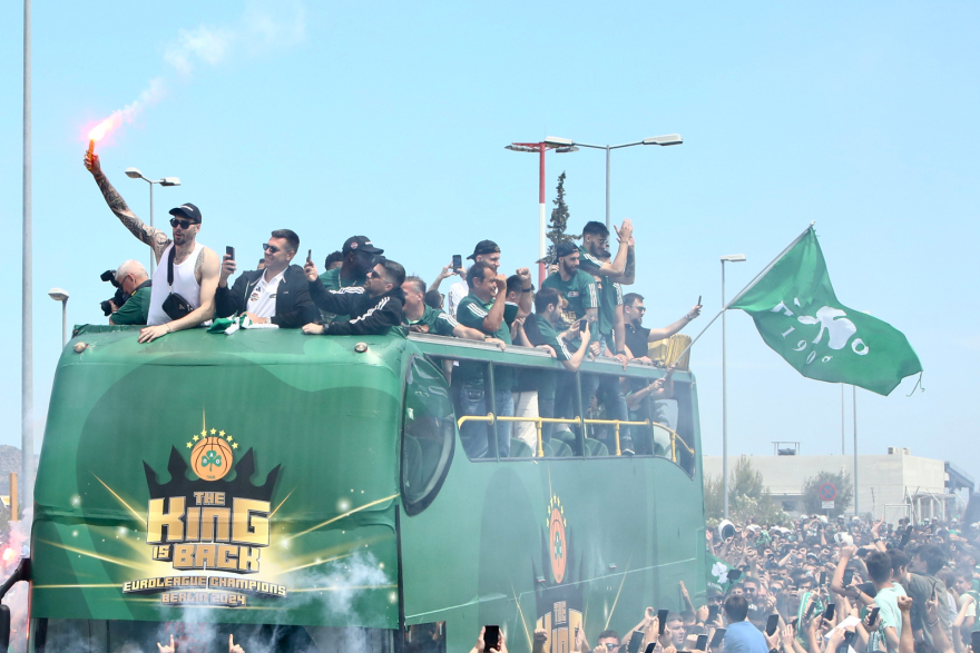 Παναθηναϊκός: Χιλιάδες οπαδοί τον αποθέωσαν για την 7η Euroleague - Δείτε βίντεο και φωτογραφίες