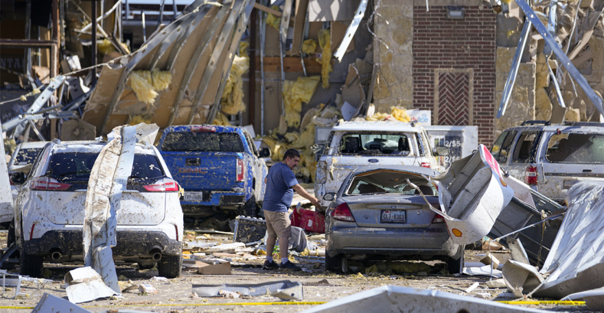 ΗΠΑ: Κυνηγοί ανεμοστρόβιλων κατέγραψαν στέγες σπιτιών να σηκώνονται στον αέρα - Δείτε βίντεο και φωτογραφίες