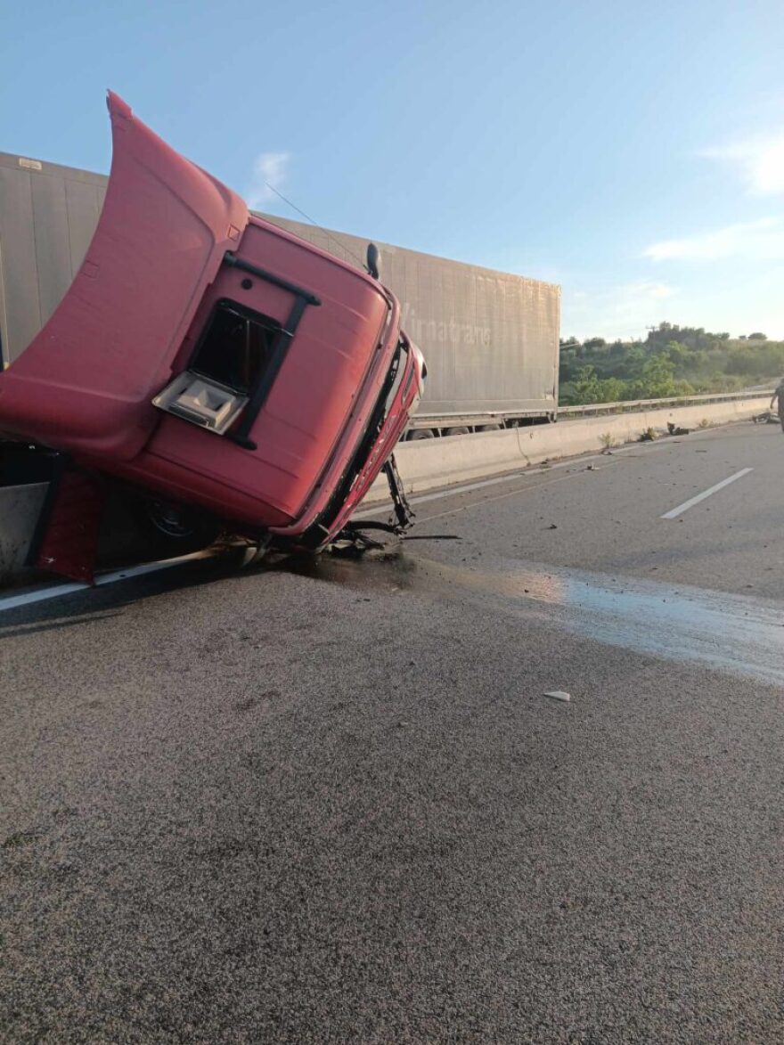 Αιτωλοακαρνανία: Τροχαίο με ανατροπή νταλίκας - Αναποδογυρισμένη η καμπίνα του οδηγού στην αντίθετη πλευρά του δρόμου