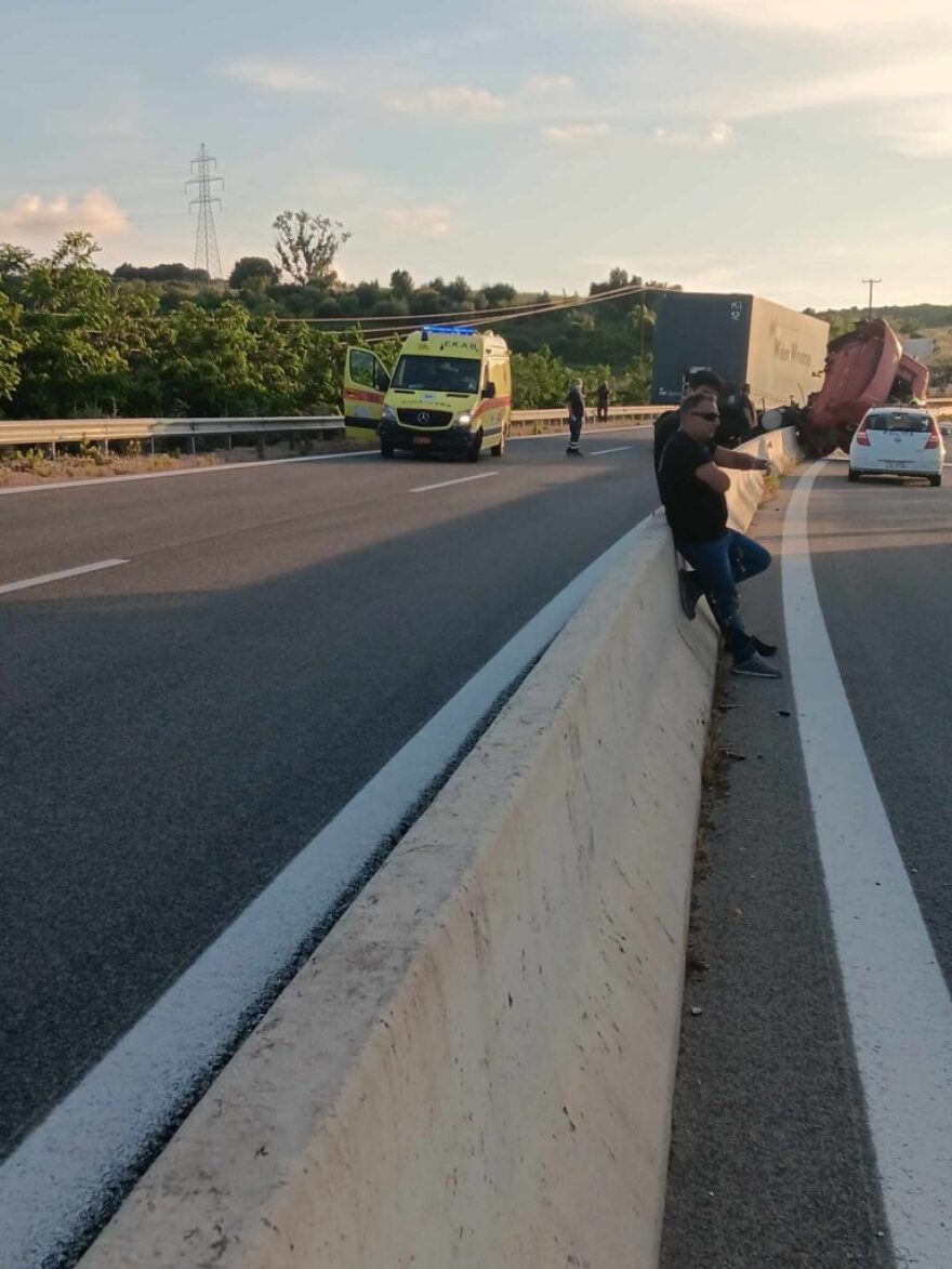 Αιτωλοακαρνανία: Τροχαίο με ανατροπή νταλίκας - Αναποδογυρισμένη η καμπίνα του οδηγού στην αντίθετη πλευρά του δρόμου
