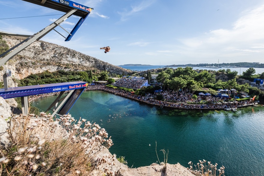 Red Bull Cliff Diving: Αθλητικό υπερθέαμα στην ειδυλλιακή Λίμνη Βουλιαγμένη - Εντυπωσιακές εικόνες