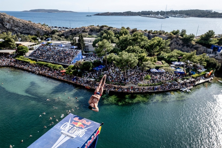 Red Bull Cliff Diving: Αθλητικό υπερθέαμα στην ειδυλλιακή Λίμνη Βουλιαγμένη - Εντυπωσιακές εικόνες