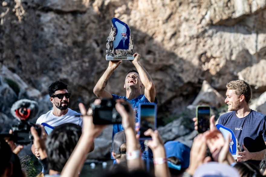 Red Bull Cliff Diving: Αθλητικό υπερθέαμα στην ειδυλλιακή Λίμνη Βουλιαγμένη - Εντυπωσιακές εικόνες