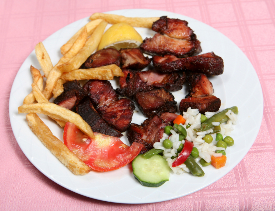 Taste Atlas: Τρία ελληνικά πιάτα στη λίστα με τις καλύτερες συνταγές με χοιρινό κρέας στον κόσμο