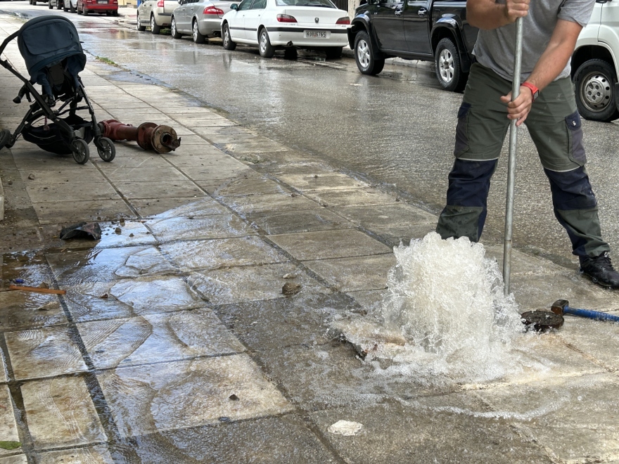 Σοβαρό τροχαίο στην Κομοτηνή: ΙΧ χτύπησε μητέρα και το βρέφος της έξω από σχολείο