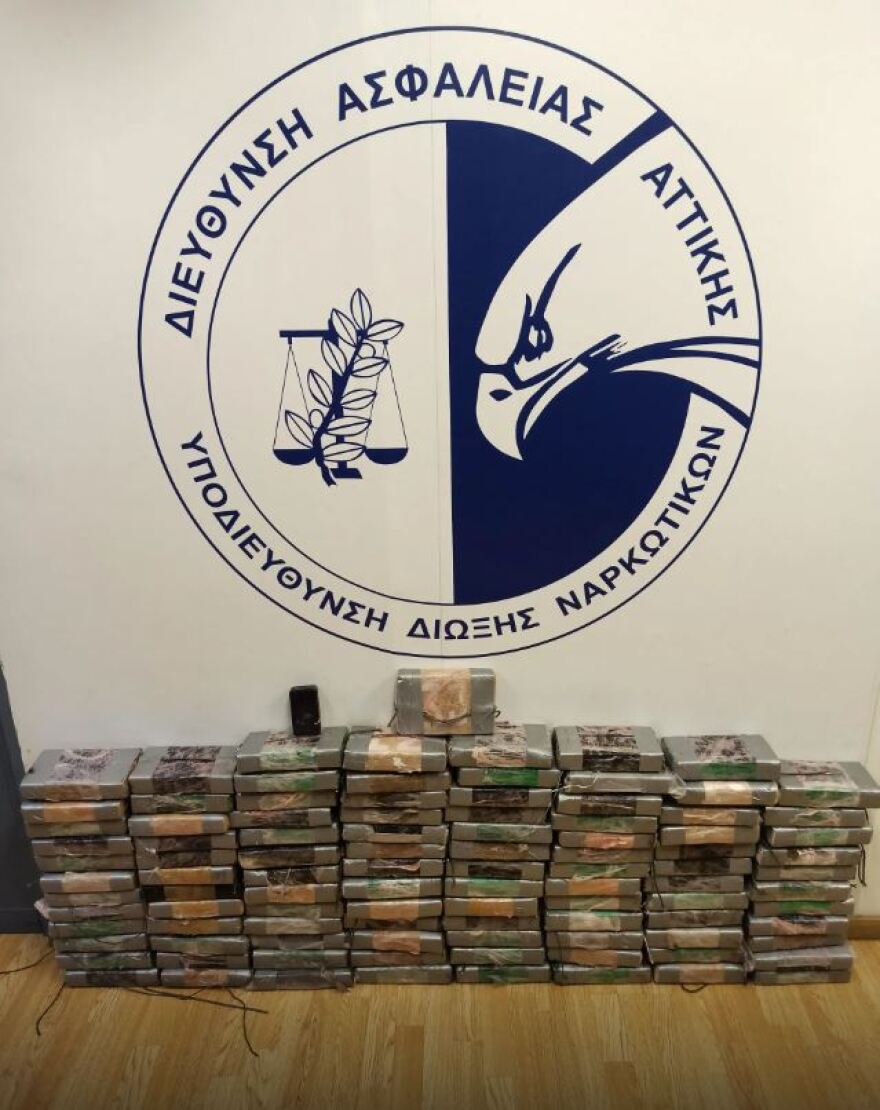 ΕΛΑΣ: Φωτογραφίες και βίντεο από την κατάσχεση των 100 κιλών κοκαΐνης σε κοντέινερ στο λιμάνι του Πειραιά