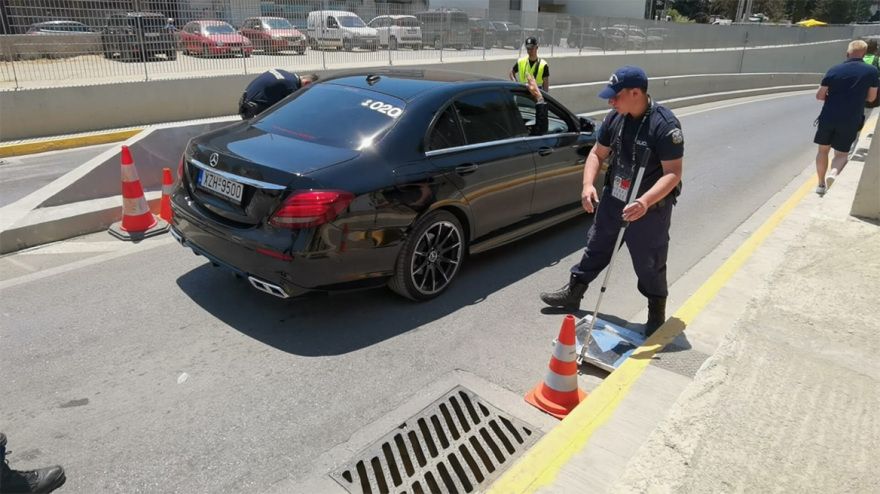Conference League: Στην OPAP Arena συνοδεία περιπολικών και τζιπ της ΕΛ.ΑΣ η Φιορεντίνα - Δείτε βίντεο και φωτογραφίες
