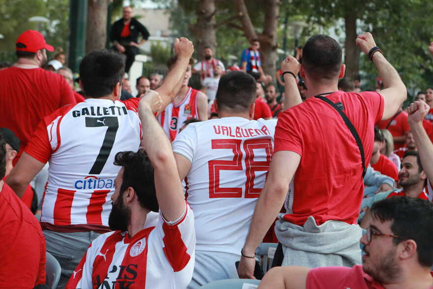 Τελικός UEFA Conference League: Όλος ο Πειραιάς μπροστά στις γιγαντοοθόνες για τον ιστορικό τελικό- Δείτε βίντεο