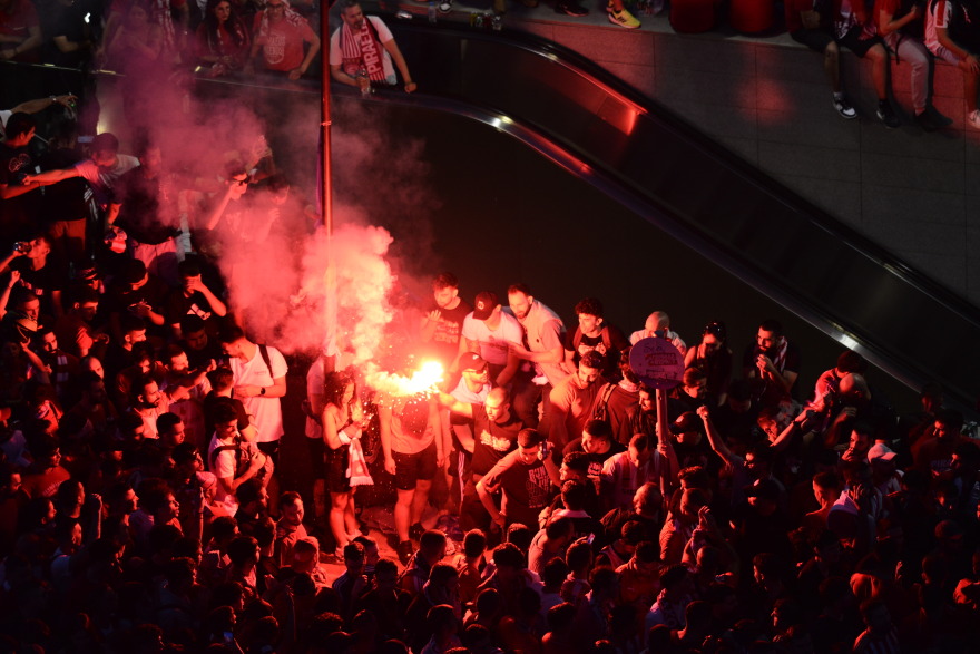 Τελικός UEFA Conference League: Όλος ο Πειραιάς μπροστά στις γιγαντοοθόνες για τον ιστορικό τελικό- Δείτε βίντεο