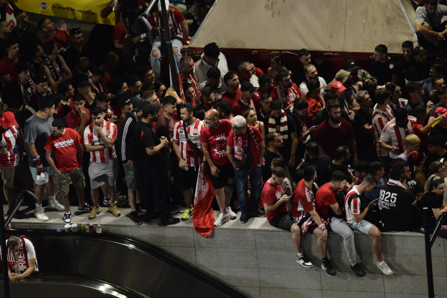 Τελικός UEFA Conference League: Όλος ο Πειραιάς μπροστά στις γιγαντοοθόνες για τον ιστορικό τελικό- Δείτε βίντεο