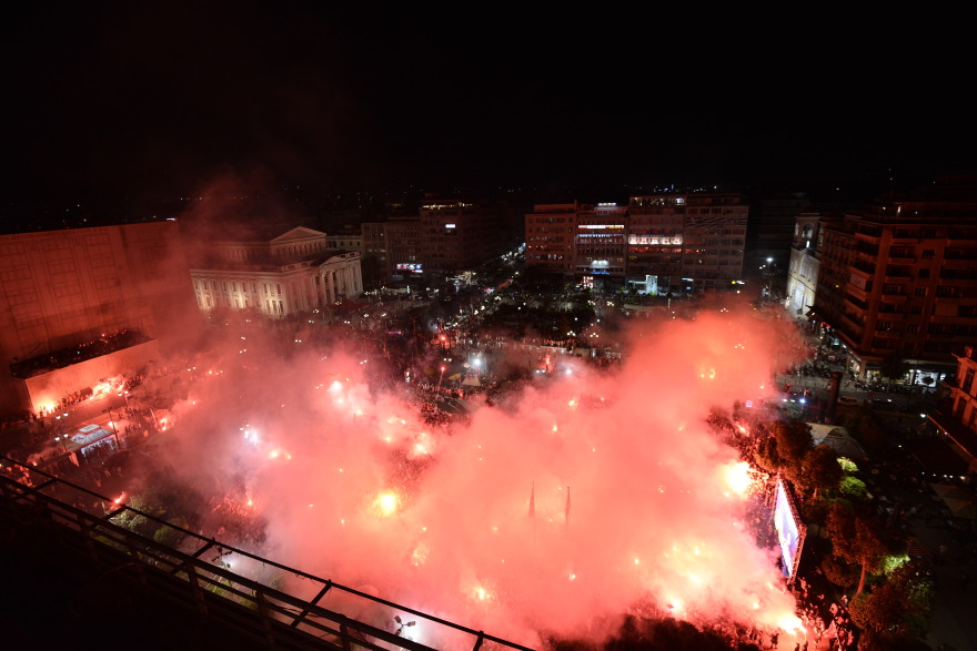 Τελικός UEFA Conference League: Όλος ο Πειραιάς μπροστά στις γιγαντοοθόνες για τον ιστορικό τελικό- Δείτε βίντεο