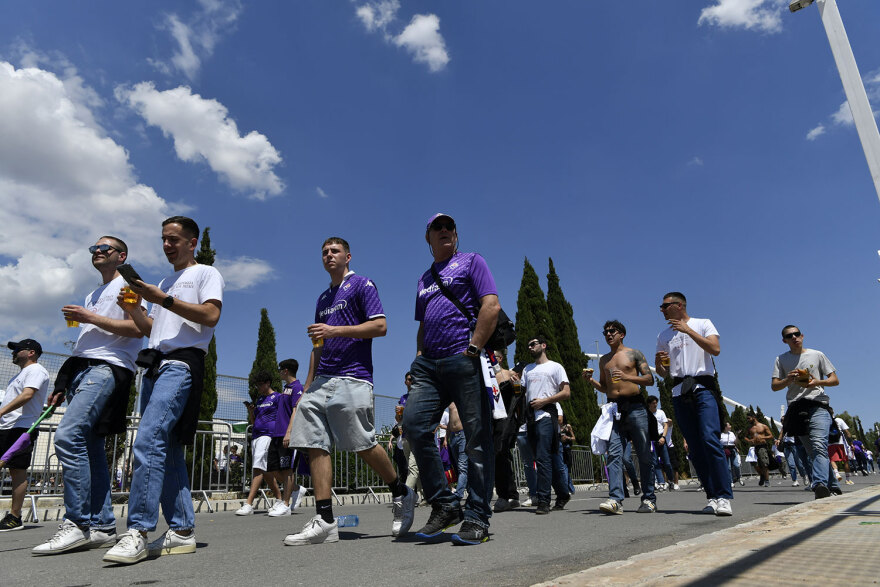 Conference League: Οπαδοί του Ολυμπιακού και της Φιορεντίνα σε ΣΕΦ και ΟΑΚΑ πριν τον τελικό - Δείτε βίντεο