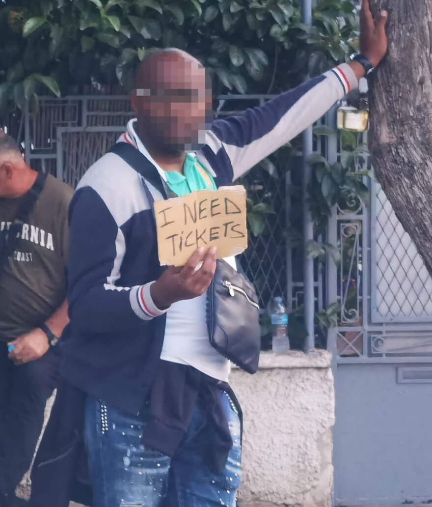 Τελικός Conference League: «Μαύρη αγορά» εισιτηρίων έξω από το γήπεδο - Ζητούν 500 ευρώ, στο Διαδίκτυο μεταπωλούνται για... 40.000