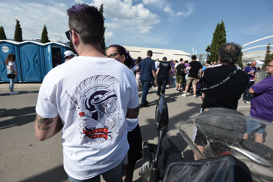 Conference League: Οπαδοί του Ολυμπιακού και της Φιορεντίνα σε ΣΕΦ και ΟΑΚΑ πριν τον τελικό - Δείτε βίντεο