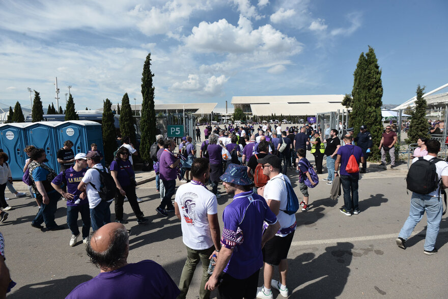 Conference League: Οπαδοί του Ολυμπιακού και της Φιορεντίνα σε ΣΕΦ και ΟΑΚΑ πριν τον τελικό - Δείτε βίντεο