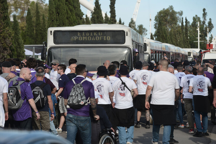 Τελικός Conference League: Ξεκίνησαν τα λεωφορεία με τους «βιόλα»,  μικρή εστία φωτιάς στο ΟΑΚΑ - Δείτε φωτογραφίες
