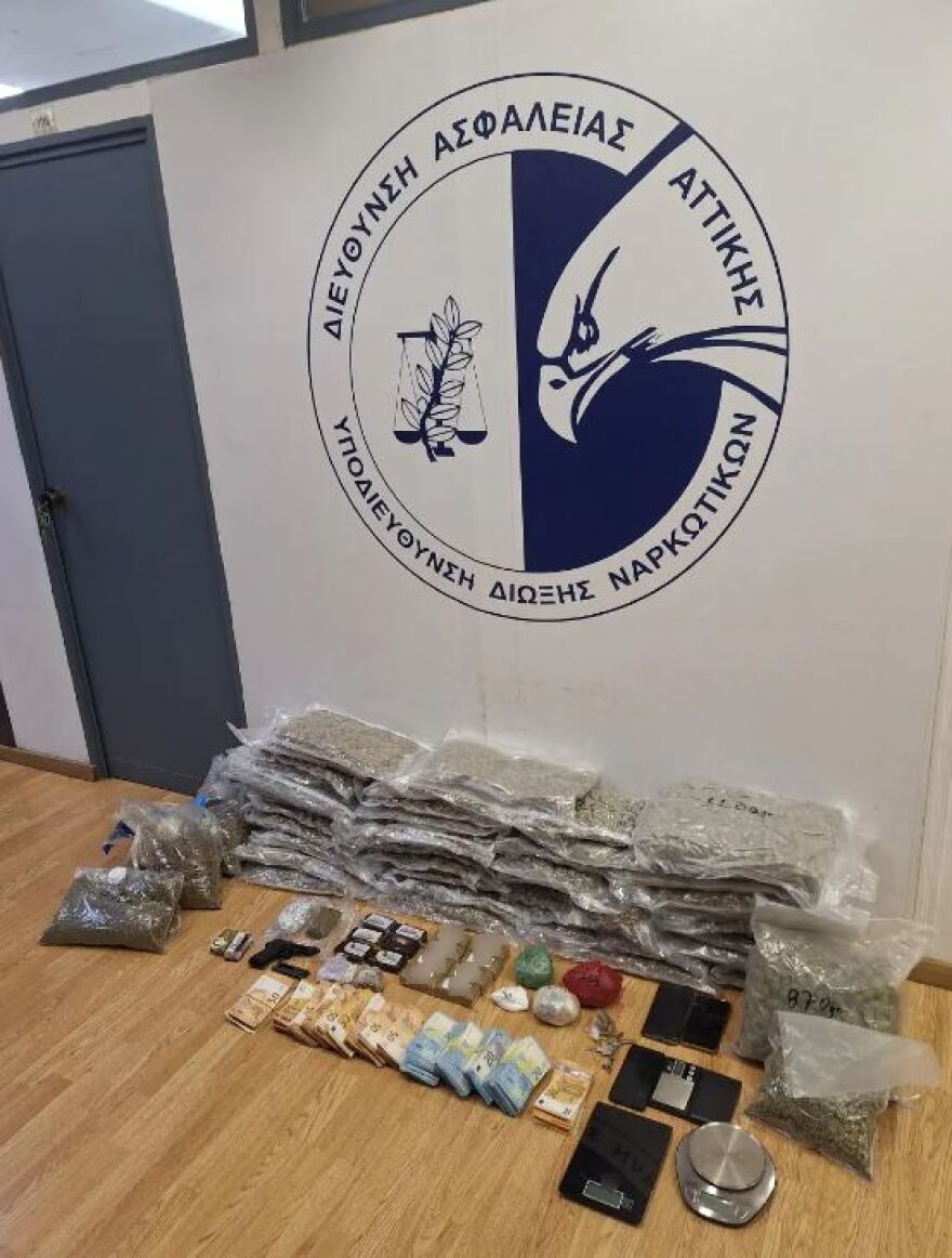 Βάρη: Βρήκαν 25 κιλά κάνναβης σε σπίτια - Τρεις συλλήψεις