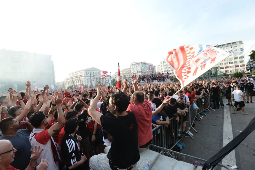 Τελικός UEFA Conference League: Όλος ο Πειραιάς μπροστά στις γιγαντοοθόνες για τον ιστορικό τελικό- Δείτε βίντεο