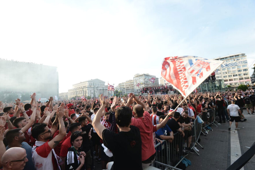 Τελικός UEFA Conference League: Όλος ο Πειραιάς μπροστά στις γιγαντοοθόνες για τον ιστορικό τελικό- Δείτε βίντεο