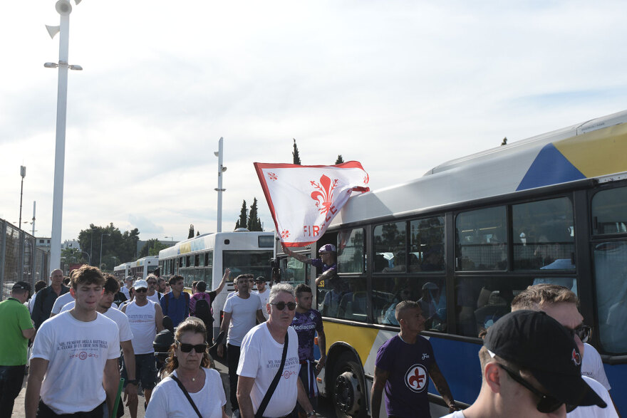 Τελικός Conference League: Ξεκίνησαν τα λεωφορεία με τους «βιόλα»,  μικρή εστία φωτιάς στο ΟΑΚΑ - Δείτε φωτογραφίες