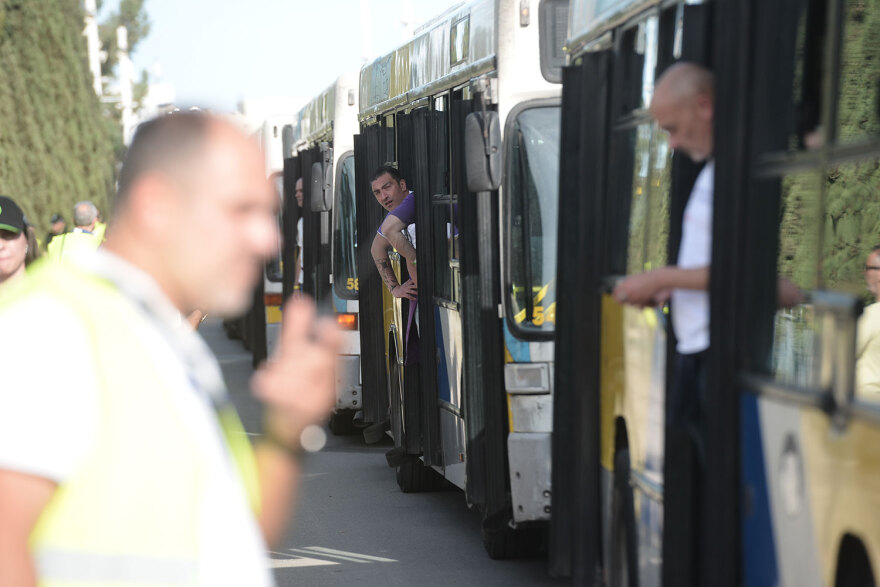 Τελικός Conference League: Ξεκίνησαν τα λεωφορεία με τους «βιόλα»,  μικρή εστία φωτιάς στο ΟΑΚΑ - Δείτε φωτογραφίες