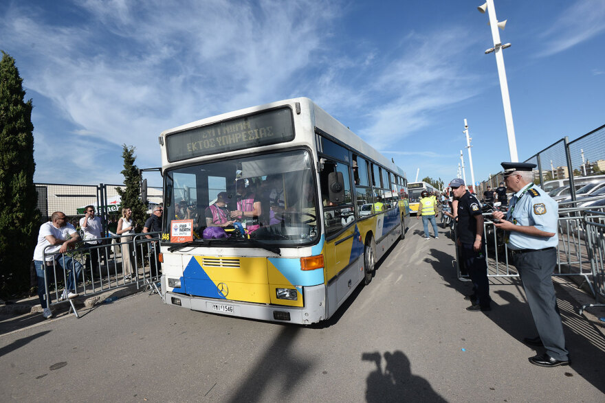 Τελικός Conference League: Ξεκίνησαν τα λεωφορεία με τους «βιόλα»,  μικρή εστία φωτιάς στο ΟΑΚΑ - Δείτε φωτογραφίες