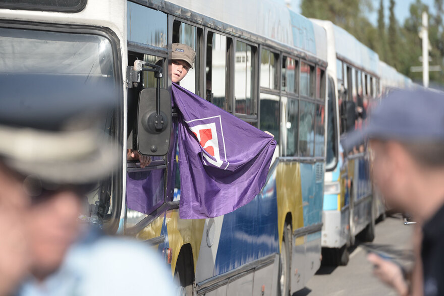 Τελικός Conference League: Ξεκίνησαν τα λεωφορεία με τους «βιόλα»,  μικρή εστία φωτιάς στο ΟΑΚΑ - Δείτε φωτογραφίες