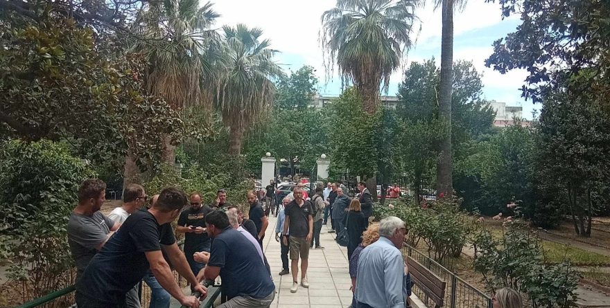 Βόλος: Πέταξαν κεφτέδες στα δικαστήρια στον 50χρονο που χτύπησε με το τρακτέρ 26χρονο – Δείτε φωτογραφίες