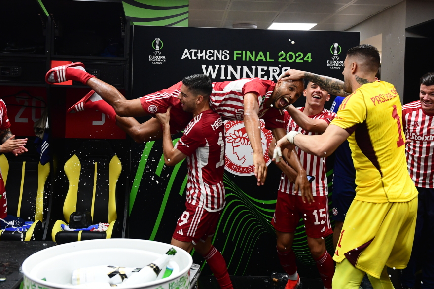 Ερυθρόλευκο πάρτι στα αποδυτήρια της OPAP Arena για την κατάκτηση του Ευρωπαϊκού - Δείτε βίντεο και φωτογραφίες