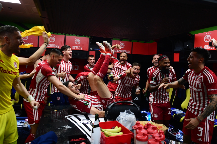 Ερυθρόλευκο πάρτι στα αποδυτήρια της OPAP Arena για την κατάκτηση του Ευρωπαϊκού - Δείτε βίντεο και φωτογραφίες