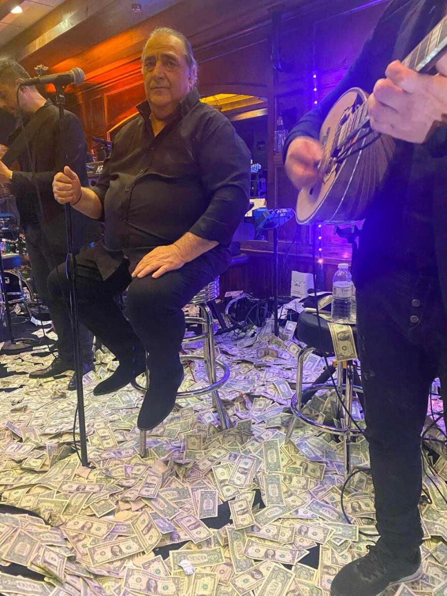 Βασίλης Καρράς: Η διαθήκη, η περιουσία και η σχέση του με το χρήμα