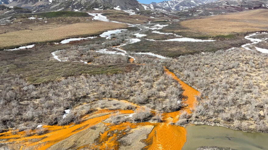 ΗΠΑ: SOS από τους επιστήμονες για τα ποτάμια στην Αλάσκα - Γιατί αποκτούν πορτοκαλί χρώμα