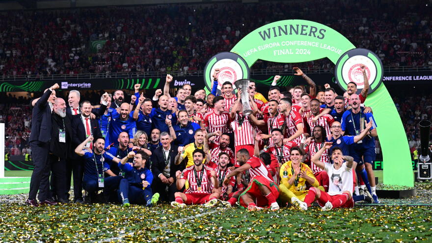 Ιστορική στιγμή για το ελληνικό ποδόσφαιρο: Ο Ολυμπιακός σήκωσε τον πρώτο ευρωπαϊκό τίτλο - Δείτε βίντεο και φωτογραφίες