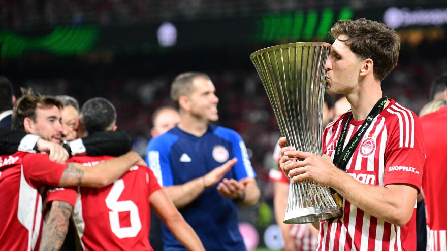 Ιστορική στιγμή για το ελληνικό ποδόσφαιρο: Ο Ολυμπιακός σήκωσε τον πρώτο ευρωπαϊκό τίτλο - Δείτε βίντεο και φωτογραφίες