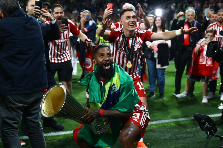 Ιστορική στιγμή για το ελληνικό ποδόσφαιρο: Ο Ολυμπιακός σήκωσε τον πρώτο ευρωπαϊκό τίτλο - Δείτε βίντεο και φωτογραφίες